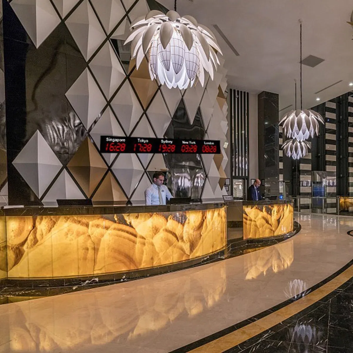 Orologio Mondiale Digitale a LED, Orologio con 3/4/5 Città e fusi orari Multipli con Display HD, Città Personalizzabili, Grande Orologio elettronico da Parete per Hotel e aziende