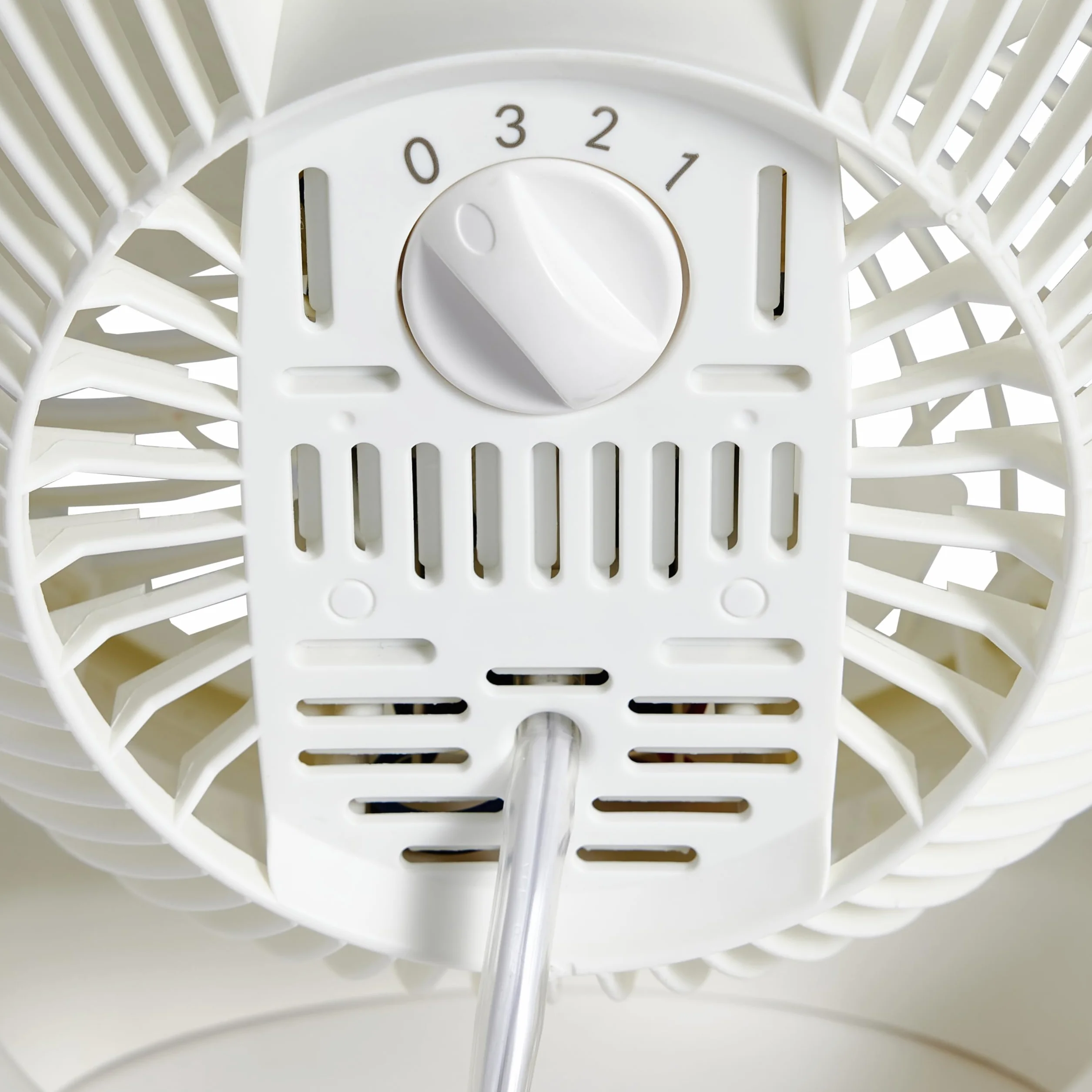 Amazon Basics Ventilatore da tavolo portatile, 18 cm, raffreddamento silenzioso, 3 impostazioni di velocità, inclinazione variabile a 90°, Bianco, 15,49 x 27,3 x 27,69 cm