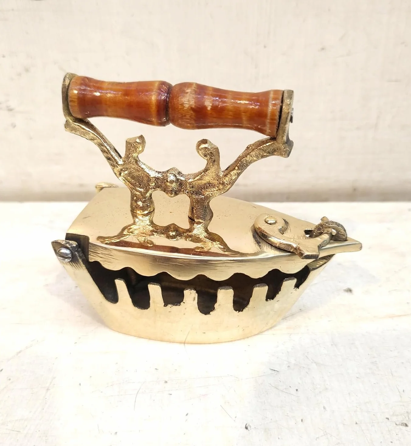 Ferro da stiro in ottone pesante con manico in legno, decorazione vintage antica