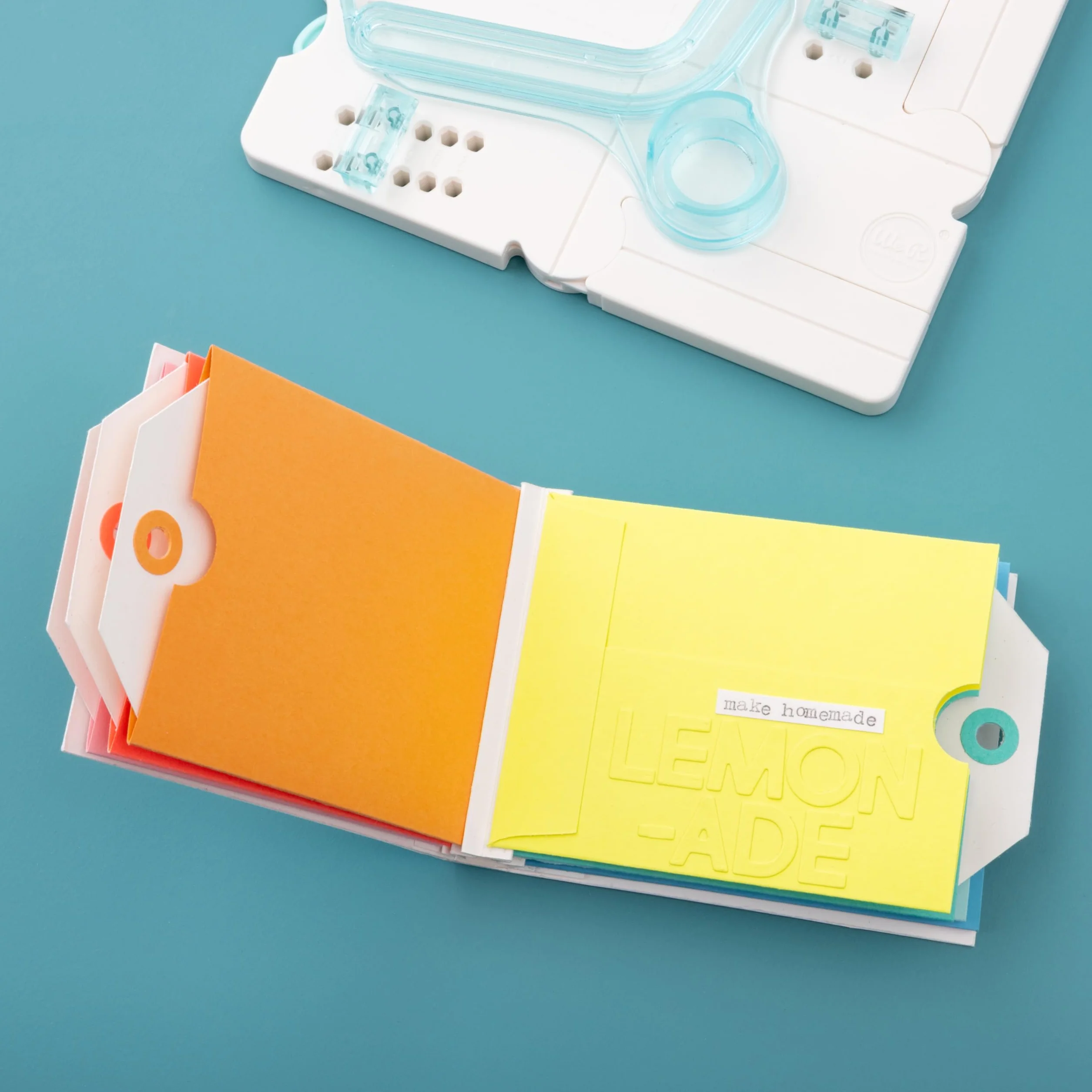 We R Memory Keepers 660484 Pocket punch Board, multicolore