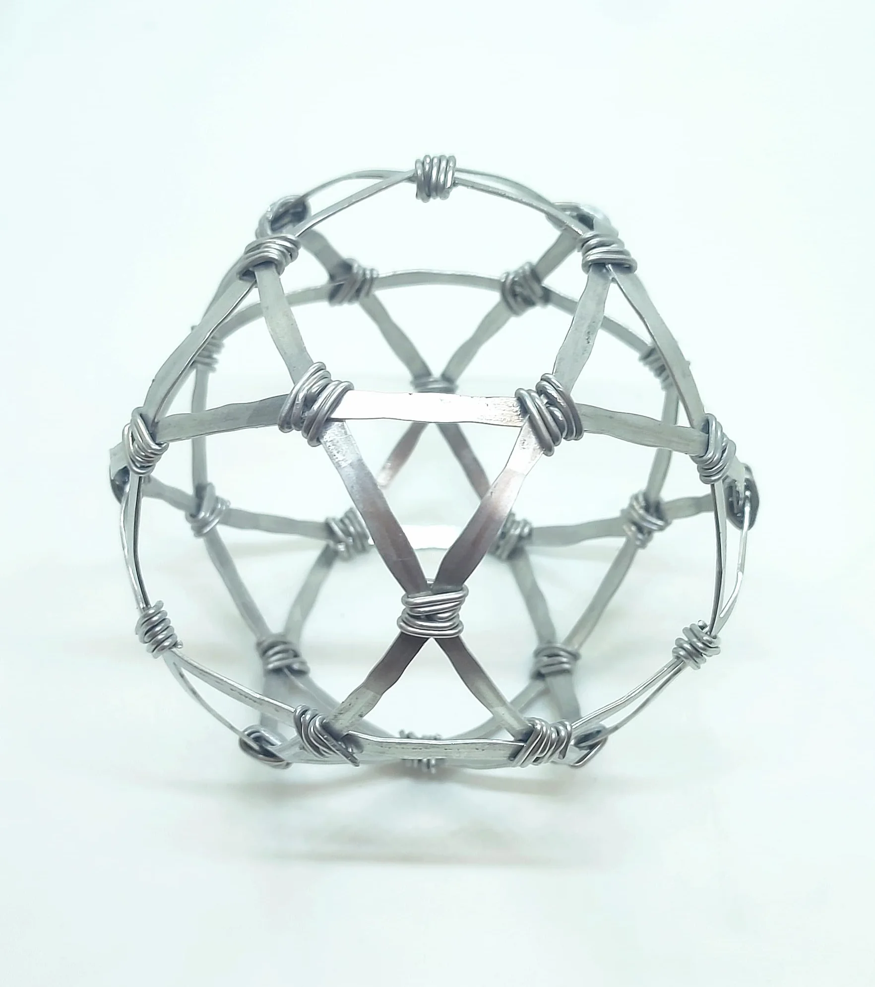Pentasfera Artigianale 11 cm – Struttura Geometrica Decorativa Fatta a Mano – Design Olistico