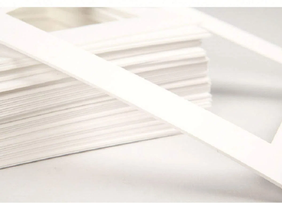 TUKA-i-AKUT 20x Passe-partout da A4 (per Foto da 20x30 cm), Senza Acidi e Resistente All'invecchiamento, Passepartout per Inquadrare Foto, Poster, Stampe d'arte, ecc. Bianco, TKD9100-A4-20x